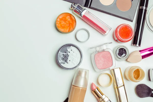 Fırçalar ve beyaz bir arka plan üzerinde izole kozmetik. Üstten Görünüm.