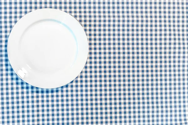 mavi piknik bez ve plaka içeren tablo