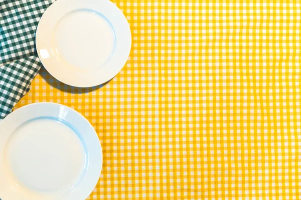 plaka üzerinde sarı damalı masa örtüsü