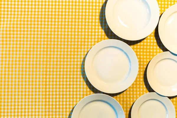 Erhöhte Ansicht Von Tellern Auf Gelb Karierter Tischdecke — Stockfoto
