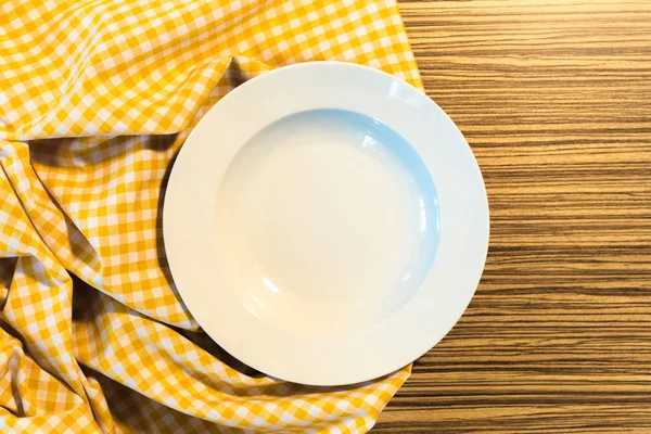 Plate Yellow Checkered Table Cloth — Stock Photo, Image