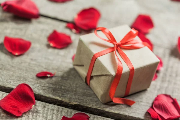 Gül Ahşap Masa Sevgililer Günü Arka Plan Üzerinde Bir Kalp — Stok fotoğraf
