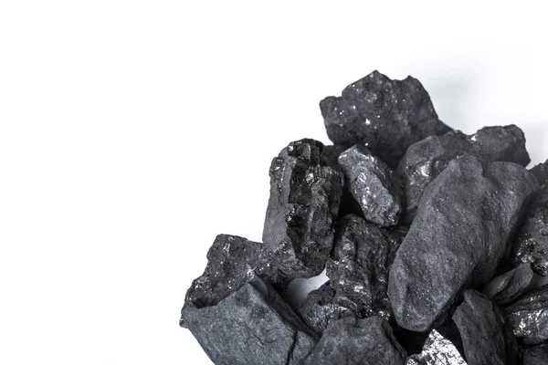 Beyaz doğal ahşap kömür göl kenarında