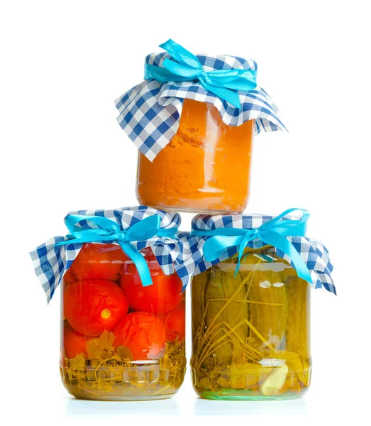 Beyaz arka plan üzerinde izole cam kavanozlarda konserve sebzeler