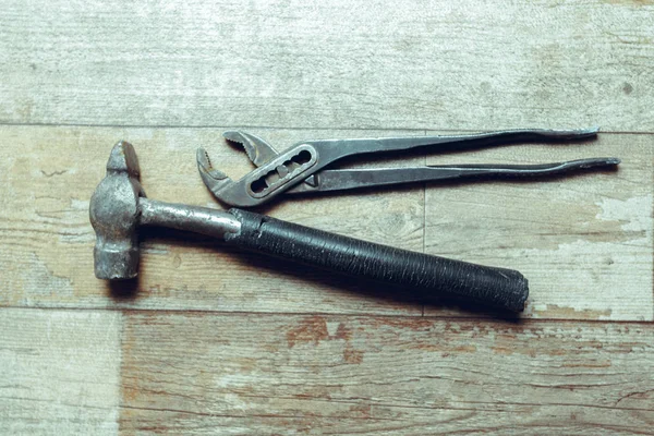 Ahşap rustik arka plan üzerinde çalışma araçları