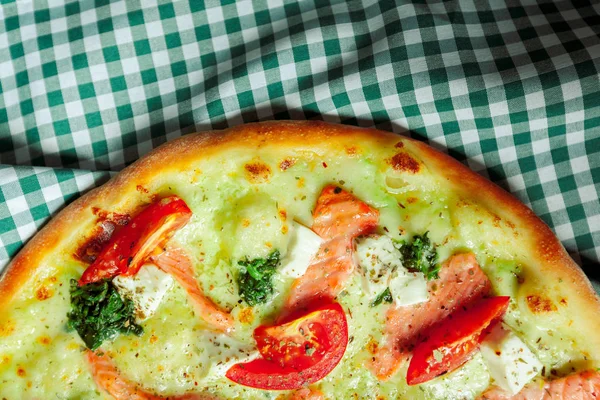 ahşap arka plan üzerinde taze lezzetli pizza