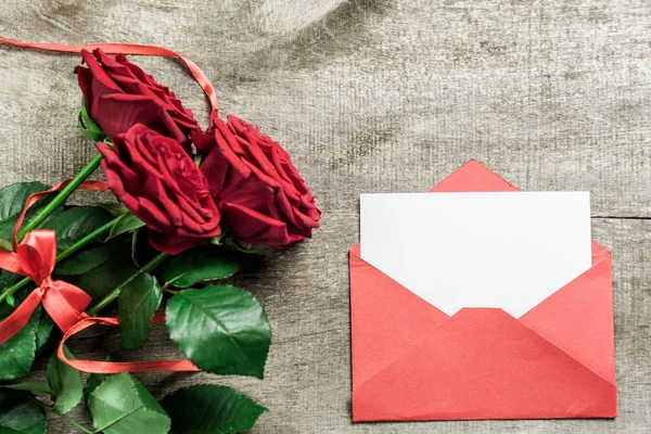 Gül ve ahşap masa, Sevgililer günü arka plan üzerinde bir kalp