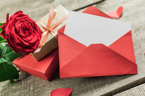 Gül ve ahşap masa, Sevgililer günü arka plan üzerinde bir kalp