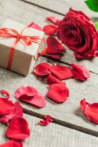 Gül ve ahşap masa, Sevgililer günü arka plan üzerinde bir kalp