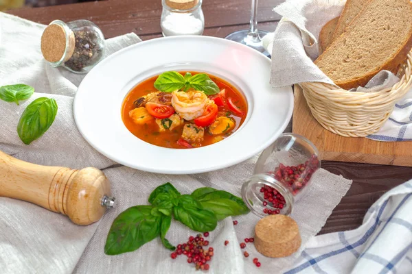 deniz mahsulleri çorbası yüksek açılı görünüş