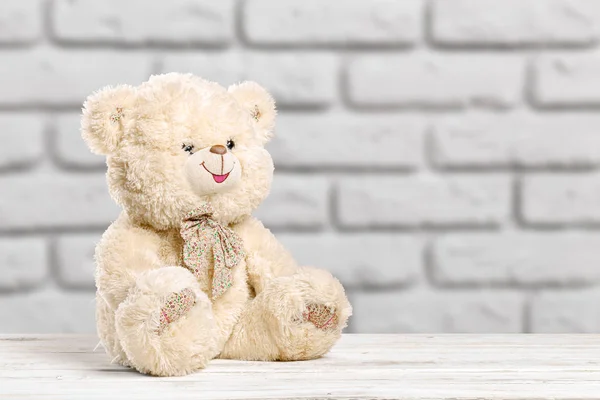Teddybär Auf Backsteinmauer Hintergrund — Stockfoto