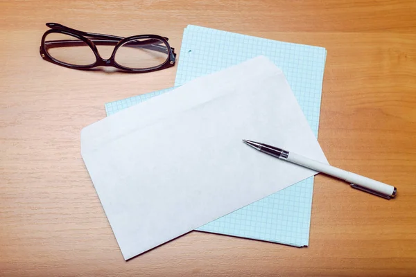 Ahşap arka plan üzerinde boş zarf fotoğrafı