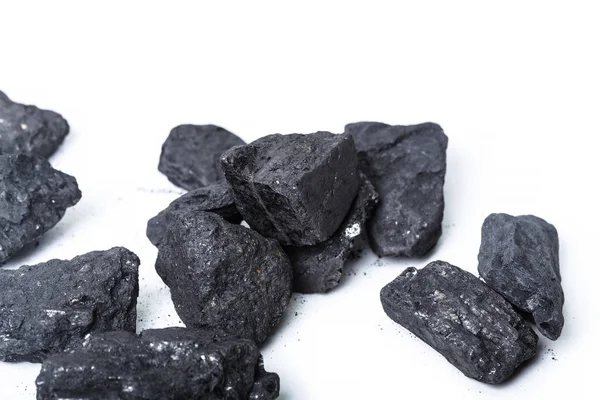 Beyaz doğal ahşap kömür göl kenarında