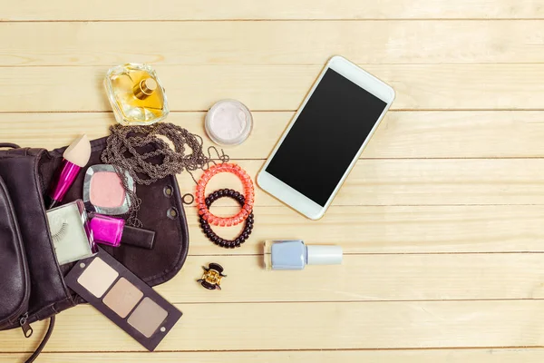 Kadınlar çanta malzeme ahşap arka plan üzerinde görüntüleyin