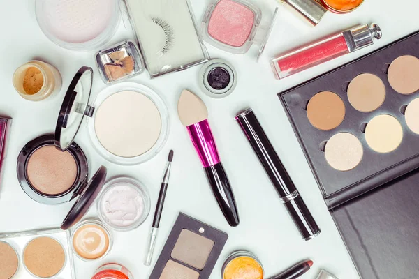 Fırçalar ve beyaz bir arka plan üzerinde izole kozmetik. Üstten Görünüm.