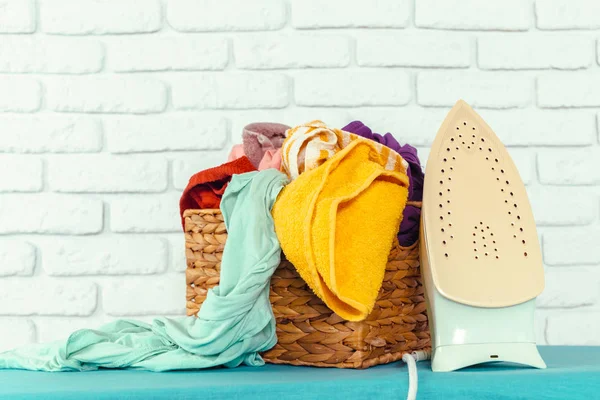 Hafif ev içi arka planda ütü tahtası