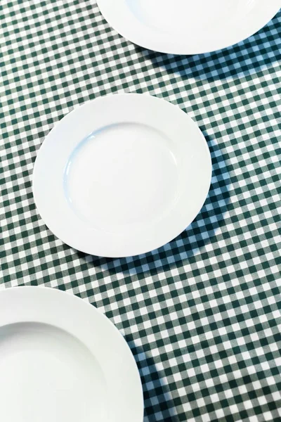 plaka yükseltilmiş görünümü damalı masa örtüsü '