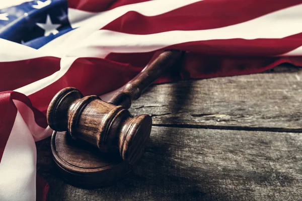 Tahta tokmak ve Amerikan bayrağı