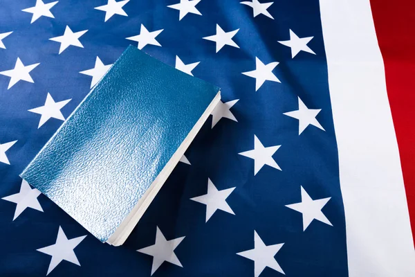 İncil Amerikan bayrağı döşeme