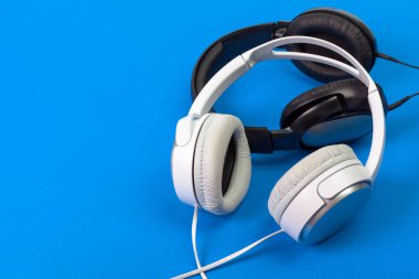 Mavi arkaplanda kulaklık