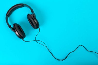 Mavi arkaplanda kulaklık