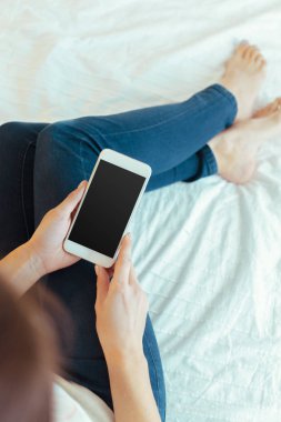 Modern cep telefonu elinde olan kadın 