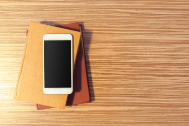 smartphone yükseltilmiş görünümünü ahşap tablo