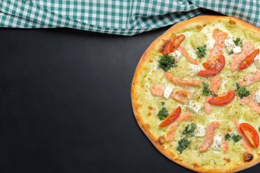 Pizza tebeşir tahtası üzerinde 