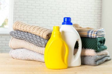 saf giysileri yıkarken sıvı ile