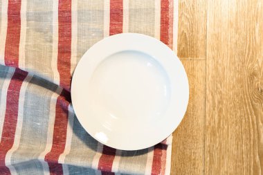 Beyaz plaka üzerinde bir masa örtüsü