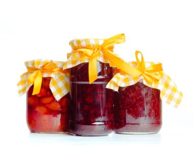 Cam kavanoz reçel beyaz arka plan üzerinde izole ile önden görünümü