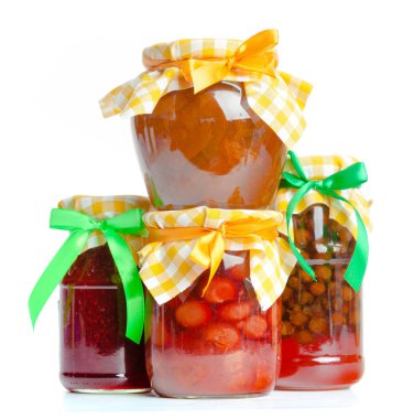 Cam kavanoz reçel beyaz arka plan üzerinde izole ile