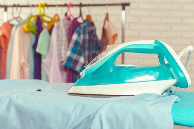 Hafif ev içi arka planda ütü tahtası