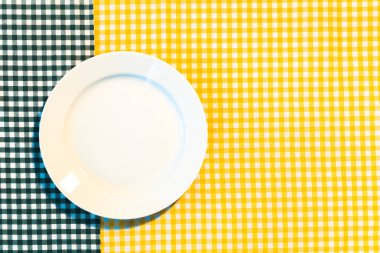 plaka üzerinde sarı damalı masa örtüsü