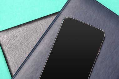 siyah akıllı telefon masada.