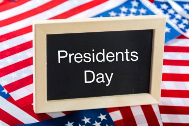 yazı tahtası ve Amerika Birleşik Devletleri bayrağı ile yazılmış metin mutlu Cumhurbaşkanlığı günü