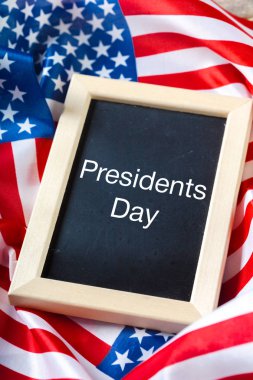 yazı tahtası ve Amerika Birleşik Devletleri bayrağı ile yazılmış metin mutlu Cumhurbaşkanlığı günü