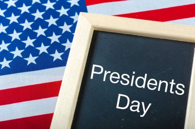 yazı tahtası ve Amerika Birleşik Devletleri bayrağı ile yazılmış metin mutlu Cumhurbaşkanlığı günü