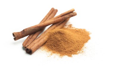 Tarçın beyaz arkaplanda yapışır