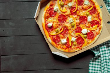 ahşap arka plan üzerinde taze lezzetli pizza