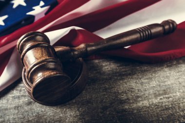 Tahta tokmak ve Amerikan bayrağı