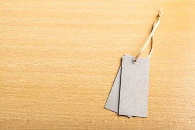 Ahşap arka plan boş etiketleri