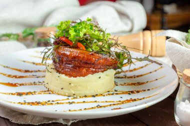 Kızarmış balık ve patates püresi.