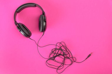 pembe bir arka plan üzerinde kulaklık