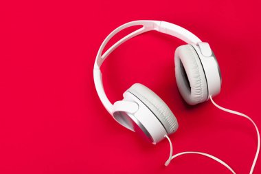 kulaklık kırmızı yüzeyi