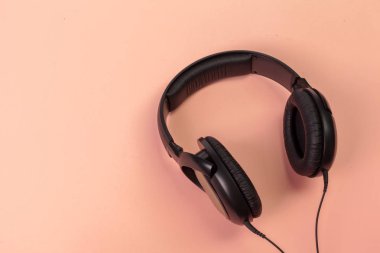turuncu arka plan üzerinde kulaklık