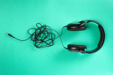 yeşil arka plan üzerinde kulaklık