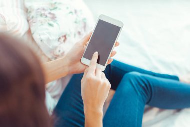 Modern cep telefonu elinde olan kadın 