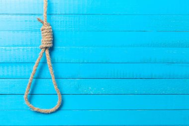 Ahşap arka plan üzerinde gemi halatı