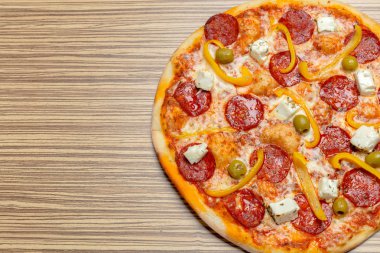 ahşap masa üzerinde hizmet lezzetli İtalyan Pizza yükseltilmiş görünümü